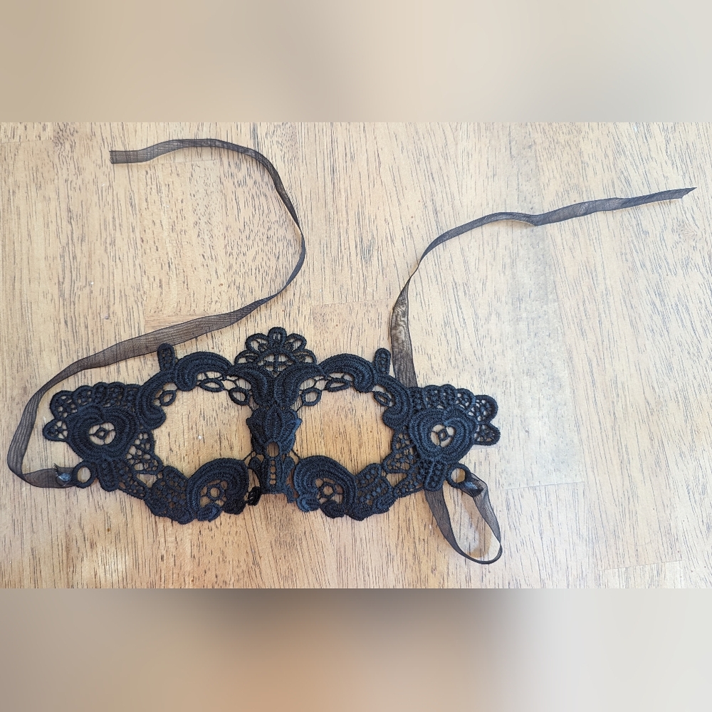 Black Lace Mask And Necklace Set